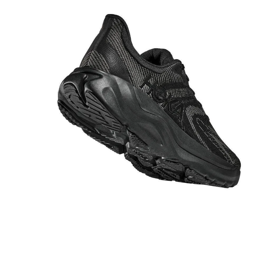 running in a relay race Light - weight construction HOKA ARAHI 8 WIDE