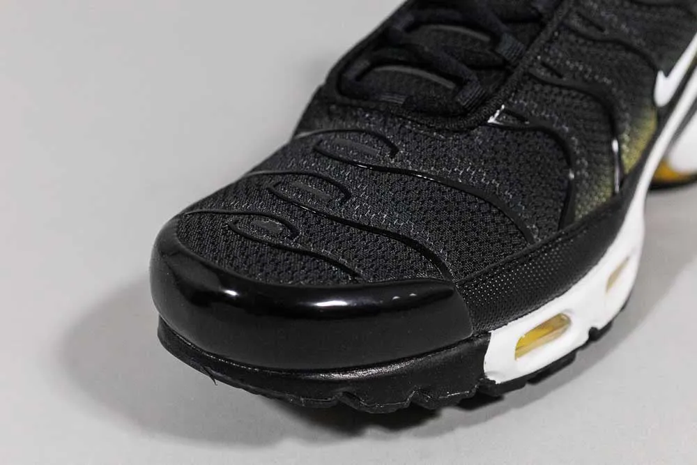 Comfy lining Nike Air Max Plus 'Black and University Gold'