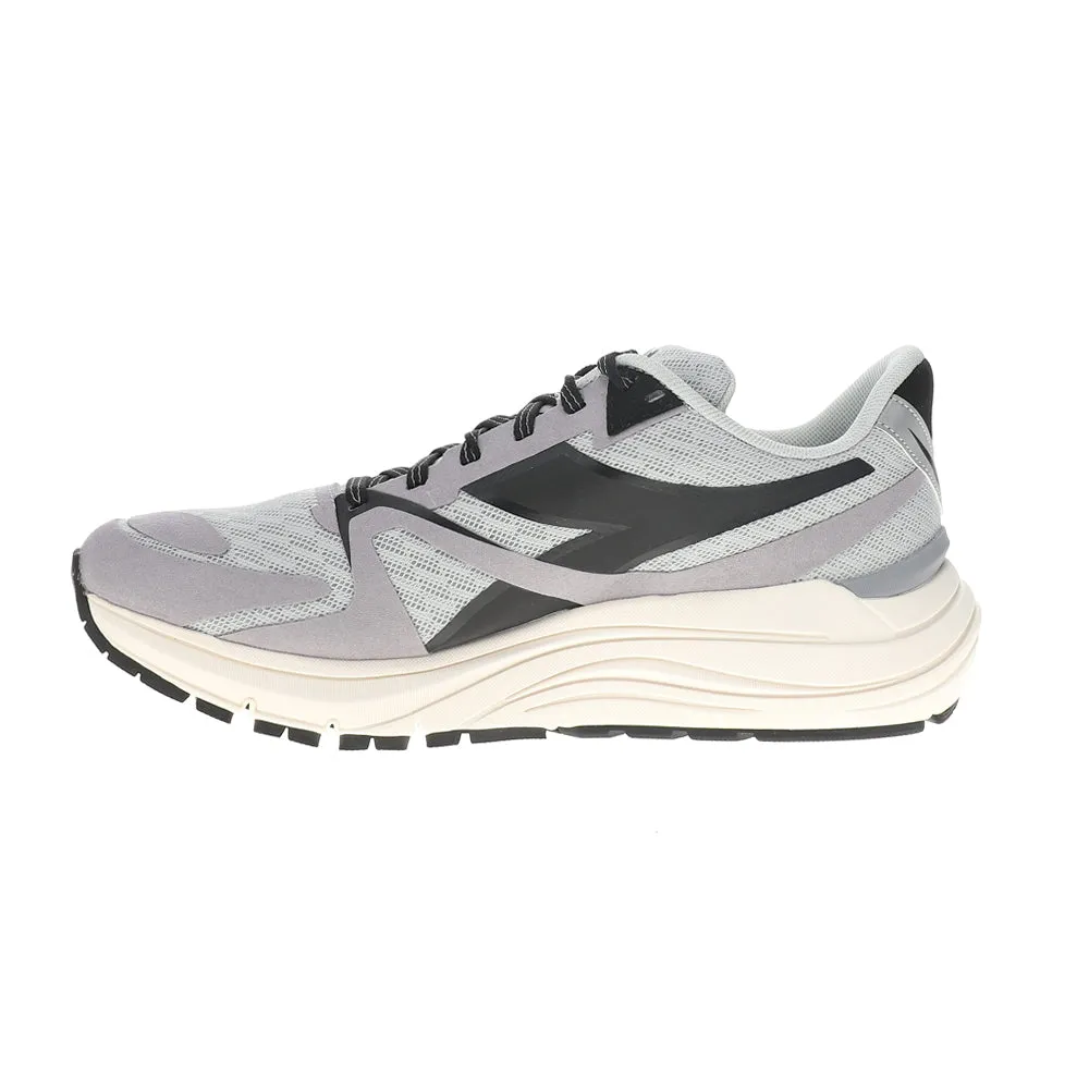 running sneakers running in a marsh area shoes Mythos Blushield 8 Vortice Running Shoes