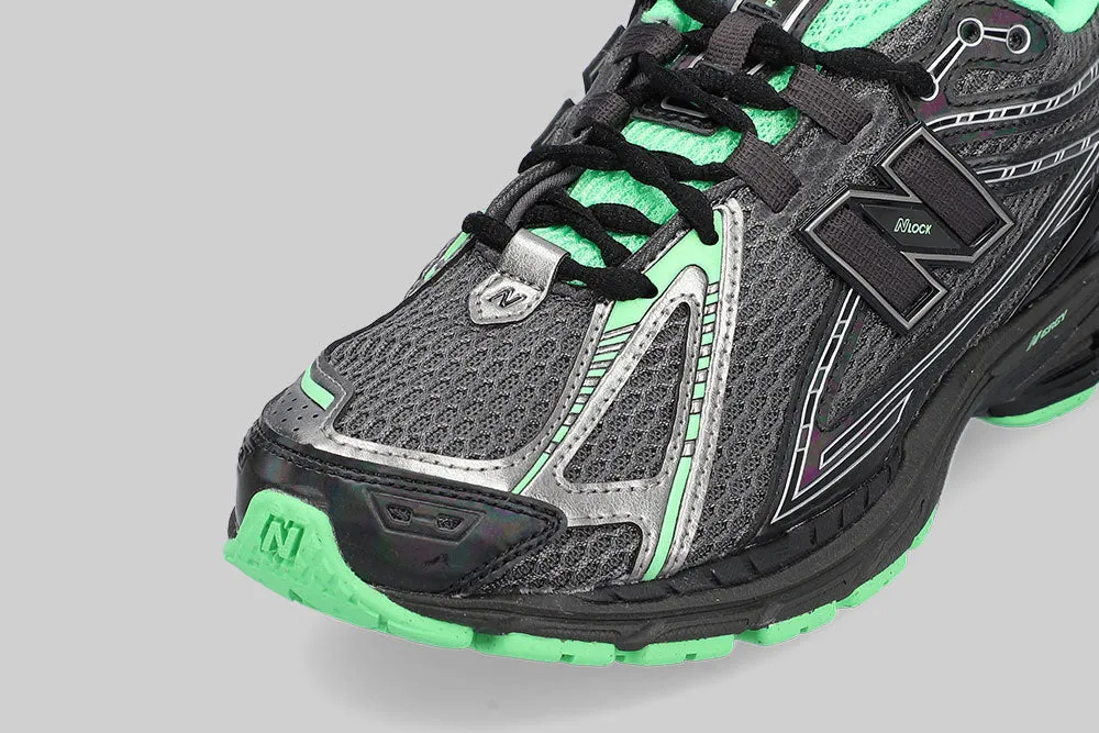 morning run New Balance 1906R 'Dark and Silver Metallic' - U1906RCT