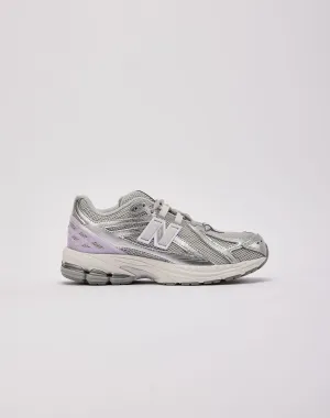 competitive - athlete shoes New Balance 1906R Grade-School
