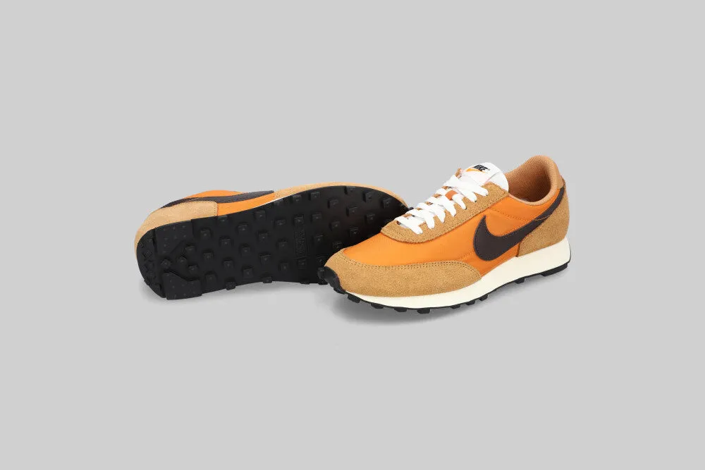 Nike Daybreak 'Flax and Monarch' Calm Texture Elastic Closure