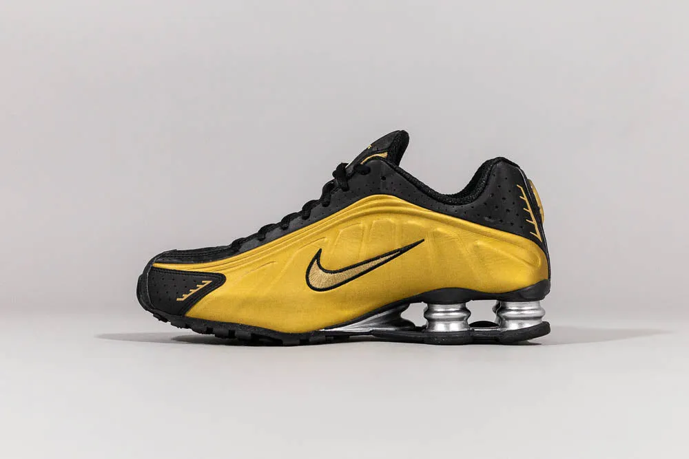 Motion Flow Women's Nike Shox R4 'Black and Metallic Gold'