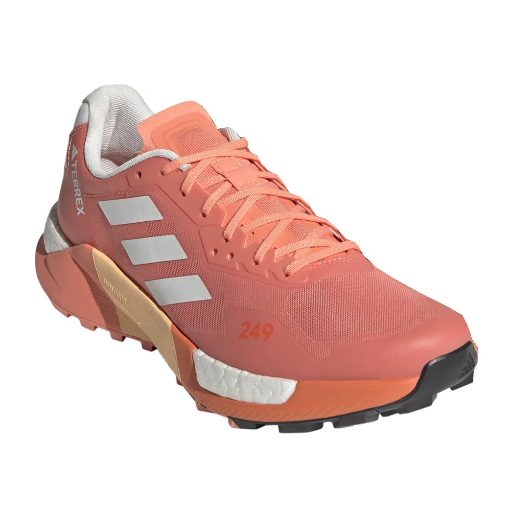 Terrex Agravic Ultra Trail Running Shoes running in a beach area shoes Anatomical Arch Shape