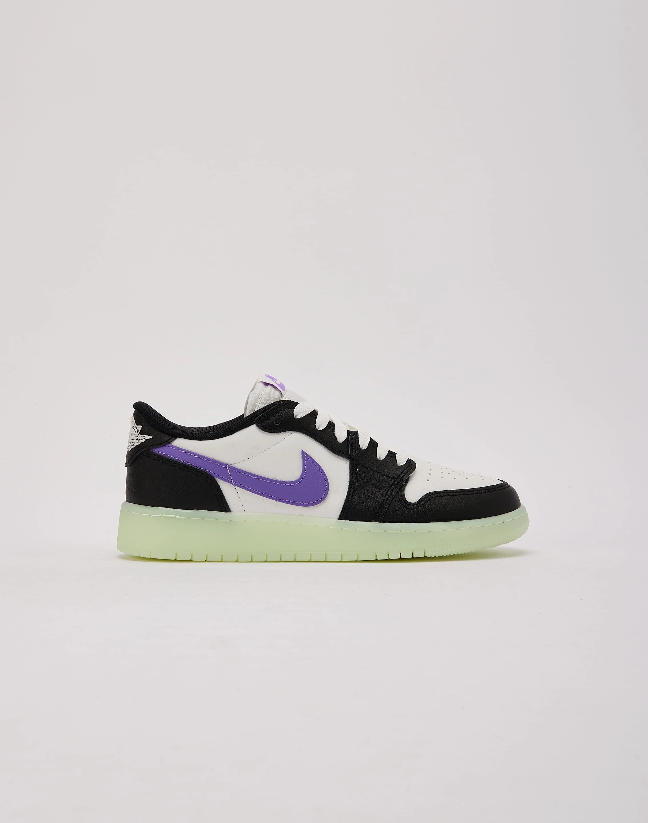 Dynamic Motion Wrapping Jordan Air Jordan 1 Retro Low OG 'Black Raspberry' Grade-School