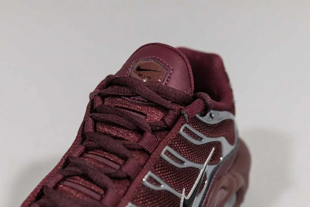 Women's Nike Air Max Plus SE 'Night Maroon' Versatile Design Padded
